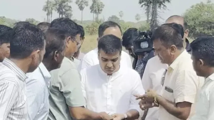 હર્ષ સંઘવી ખેતરોમાં પહોંચીને ખેડૂતોને થયેલા નુકસાનીનું નિરીક્ષણ કર્યું