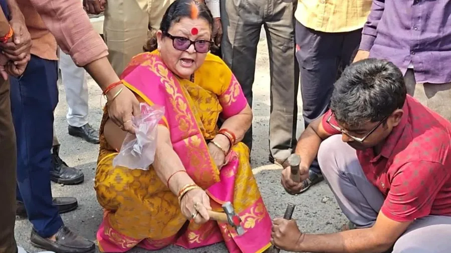 નબળી ગુણવત્તાથી ગુસ્સે થઈ મેયરે છીણી-હથોડીથી રસ્તો ખોદી નાખ્યો; અધિકારીને ફોન કરીને કહ્યું, 'લોકોએ મને ઘેરી લીધી છે'