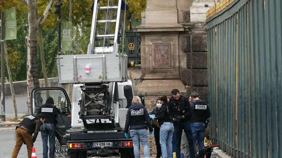 Louvre-Museum-Theft.jpg-4