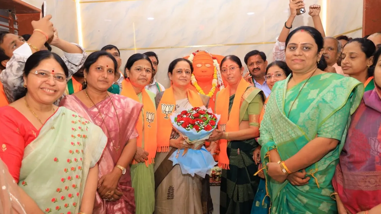 મહારાષ્ટ્રના મંત્રી ગિરીશ મહાજનના પત્ની સાધના જામનેર નગરપાલિકામાં મેયર તરીકે બિનહરીફ ચૂંટાયા, આ કાઉન્સિલરો પણ જીત્યા