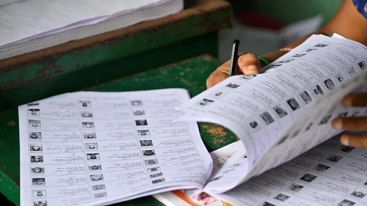 SIR ડ્યૂટી કરવાની ના પાડી તો શિક્ષામિત્રોની સેલેરી રોકી દીધી, મહિલા ટીચરને સસ્પેન્ડ કરી દીધી