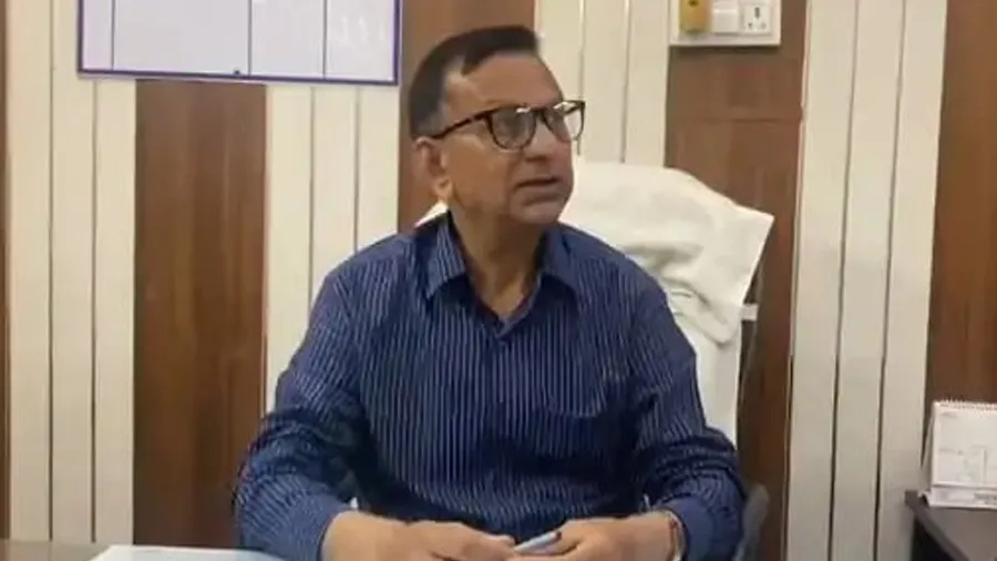 આ સરકારી અધિકારી નિવૃત્તિના એક દિવસ અગાઉ જ થઈ ગયો સસ્પેન્ડ, ભાઈએ કામ જ કંઈક એવું કરેલું