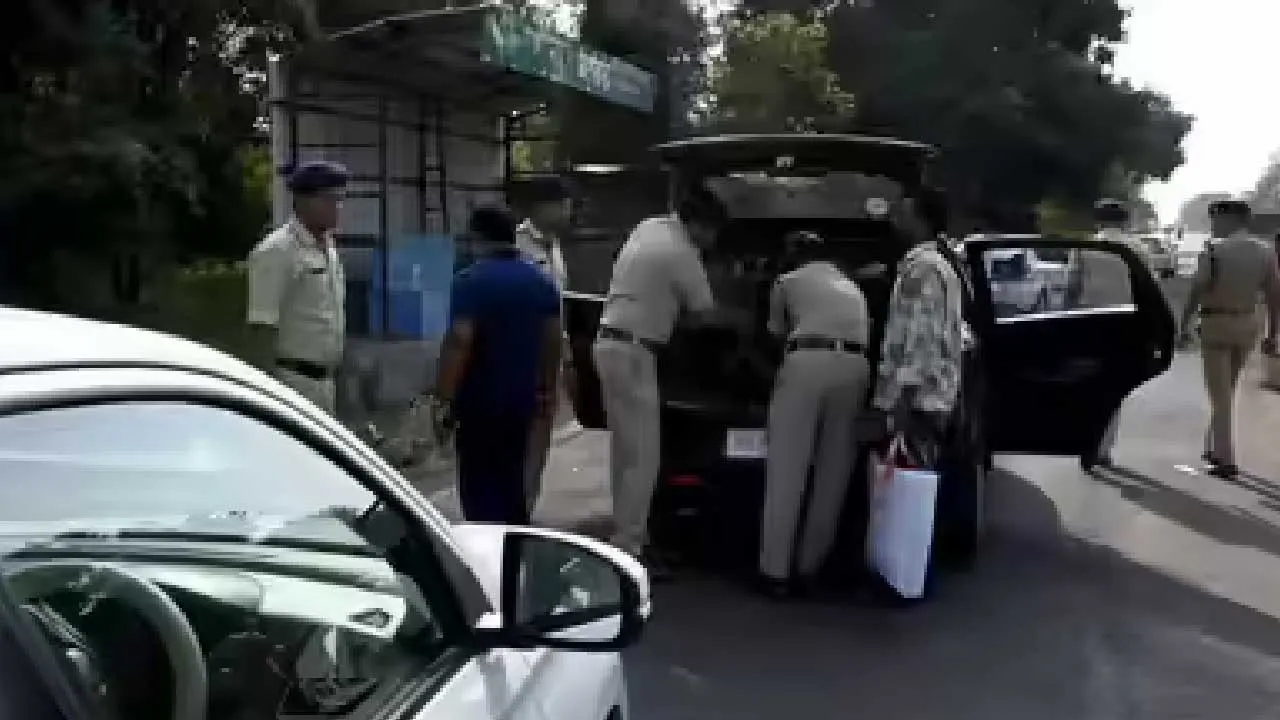 IAS અધિકારીની ગાડી રોકી તો પોલીસકર્મીને SPએ ઓફિસમાં બોલાવી ઉઠક-બેઠક કરાવી, DGP ગરમ