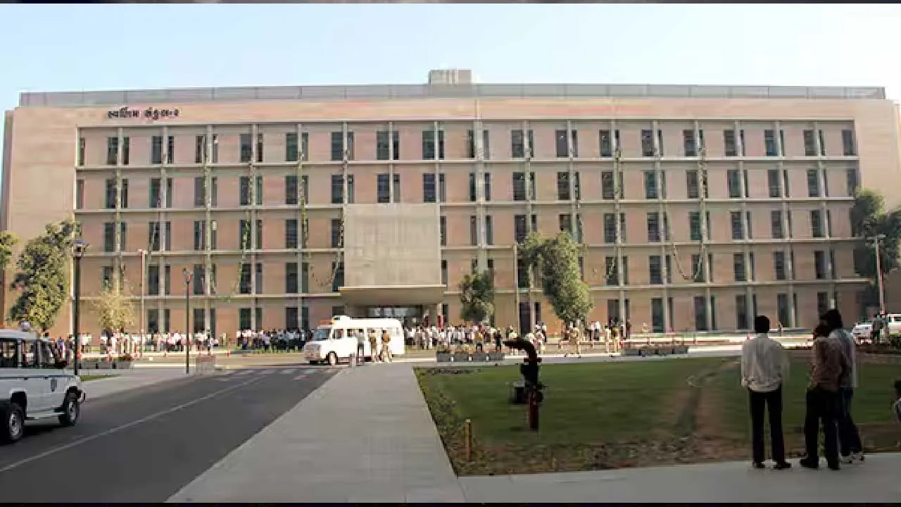 શું ગુજરાતમાં ચૂંટાયેલા પ્રતિનિધિઓ પર અધિકારીઓનું રાજ ચાલશે?