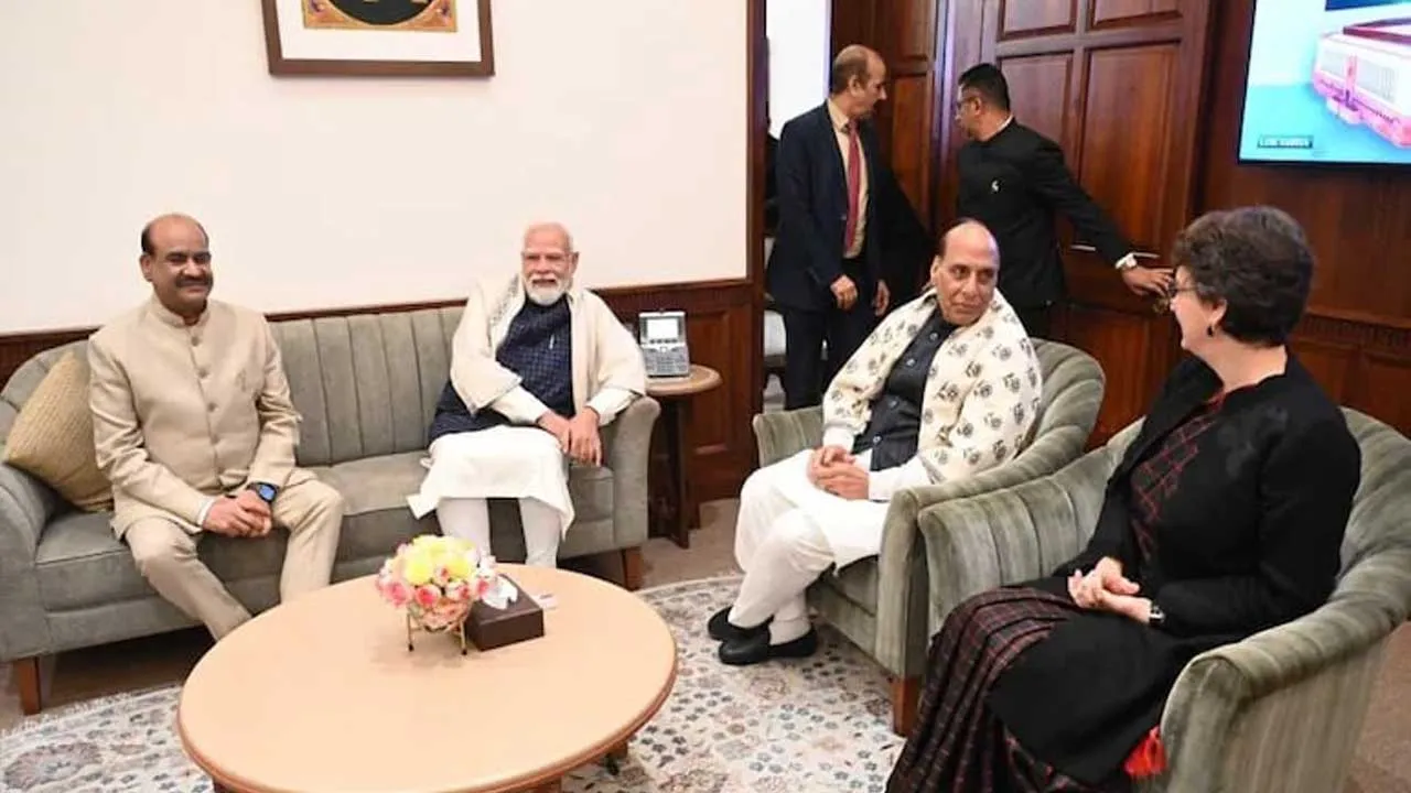 સંસદમાં હોબાળો અને શિયાળુ સત્રની પૂર્ણાહુતિ બાદ બધી પાર્ટીઓના સાંસદોએ સાથે બેસીને ચાની ચૂસ્કી લીધી