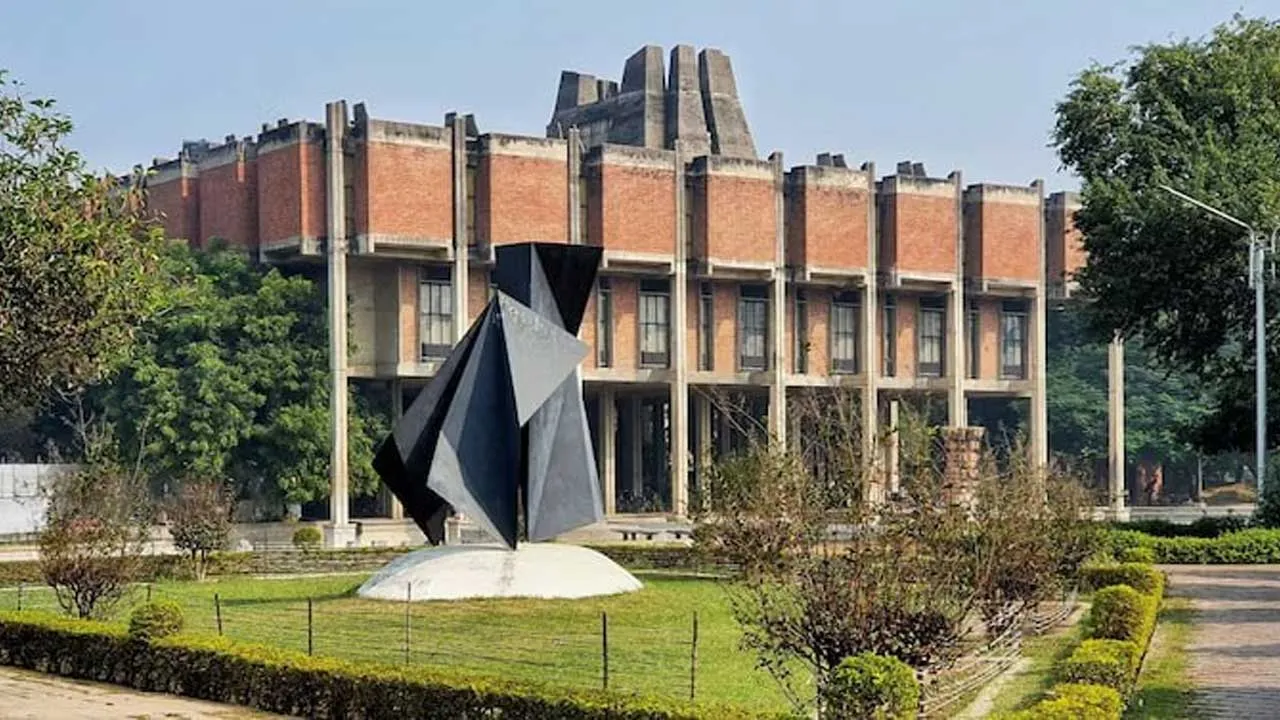 વિદ્યાર્થીઓ હોય તો આવા, જ્યાં ભણ્યા ત્યાં 100 કરોડ રૂપિયાની ‘ગુરુદક્ષિણા’ આપી દીધી