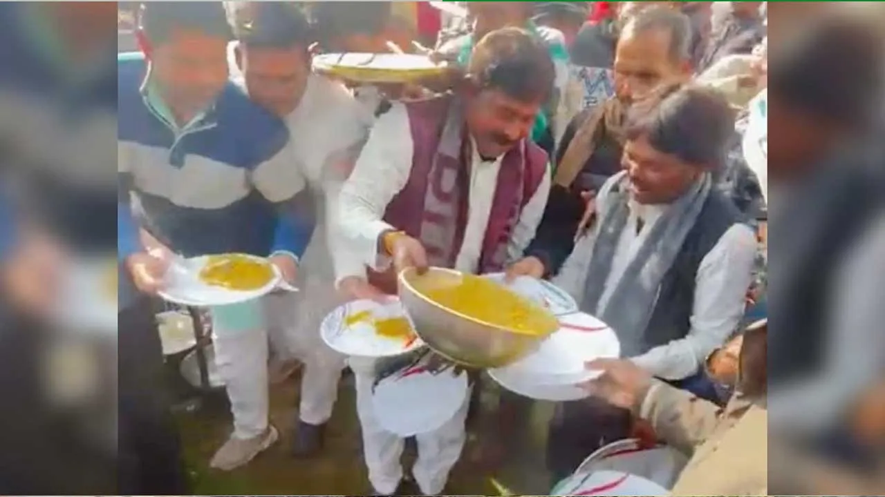 કોંગ્રેસના કાર્યકર્તા સંમેલન બાદ ભોજન માટે ધાડ પડી, 2,000 લોકો; 4 સ્ટોલ, અફરાતફરી