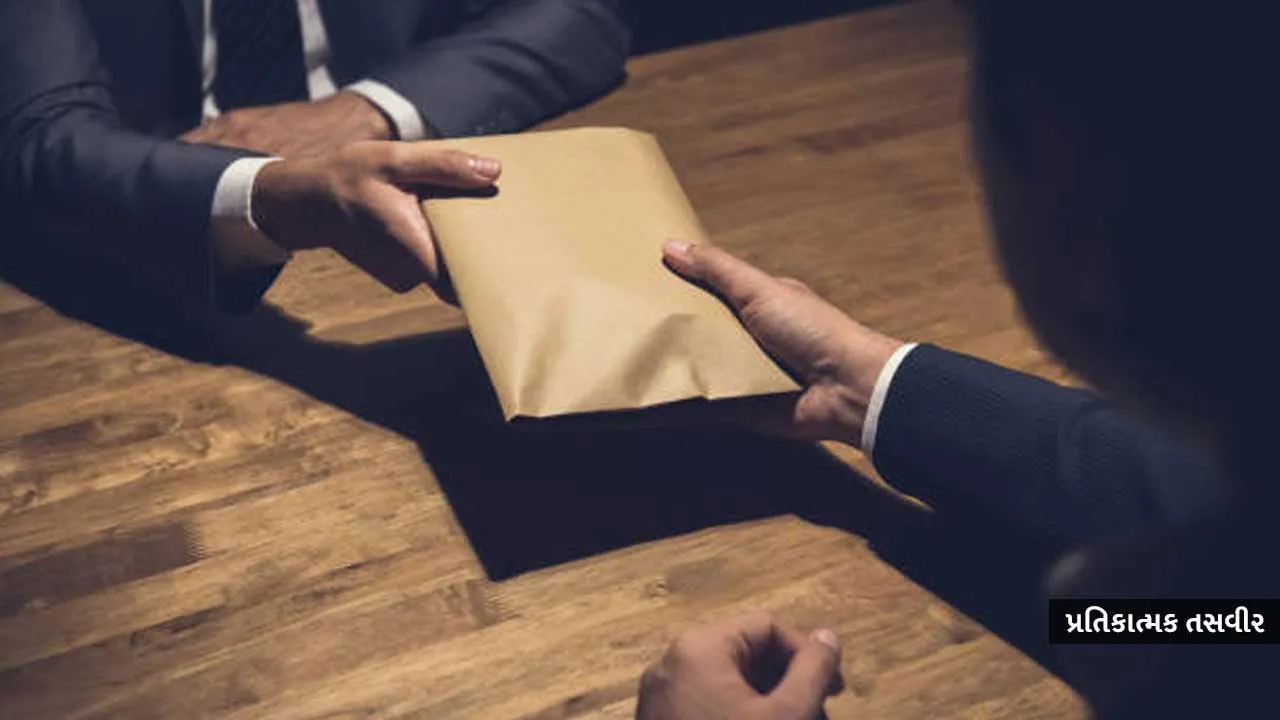 શું ગુજરાતમાં સરકારી અધિકારીઓ ભ્રષ્ટાચાર બાબતે સરકારને ગાંઠતા નથી?