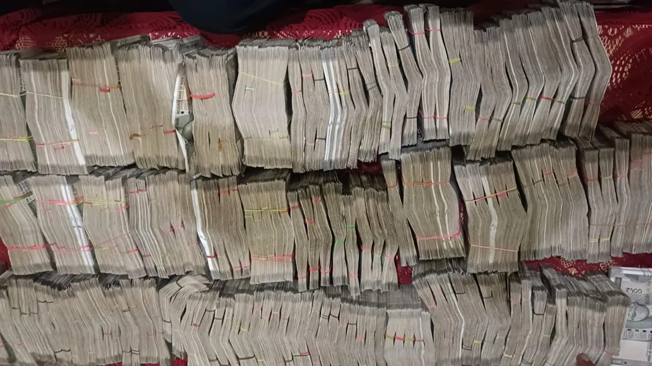 રક્ષા મંત્રાલયમાં તૈનાત લેફ્ટનન્ટ કર્નલના ઘરેથી CBIએ 2.36 કરોડ રોકડા જપ્ત કર્યા, પત્ની પાસે પણ...