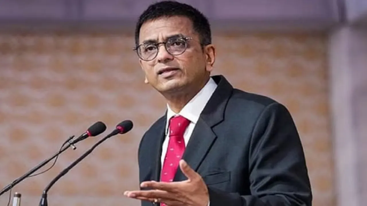 જસ્ટિસ ચંદ્રચૂડના નામ પર વર્ચ્યૂઅલ સુનાવણી, મહિલાને ઠગે 3.75 લાખનો ચૂનો લગાવ્યો; સુરતથી આરોપીની ધરપકડ