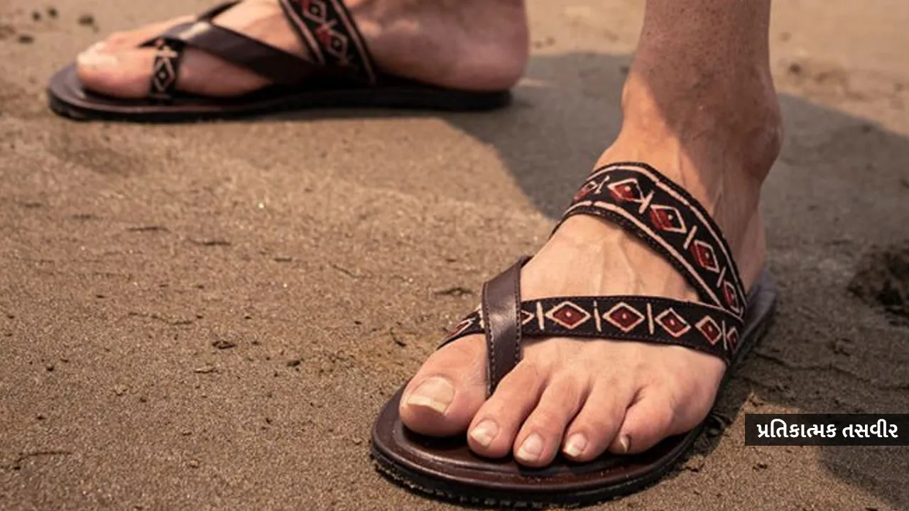 1700ની ચંપલ 1 મહિનામાં તૂટી ગઇ, ગ્રાહક ફોરમ પહોંચ્યો યુવક; શૉરૂમના મેનેજર વિરુદ્ધ બિનજામીનપાત્ર વોરન્ટ