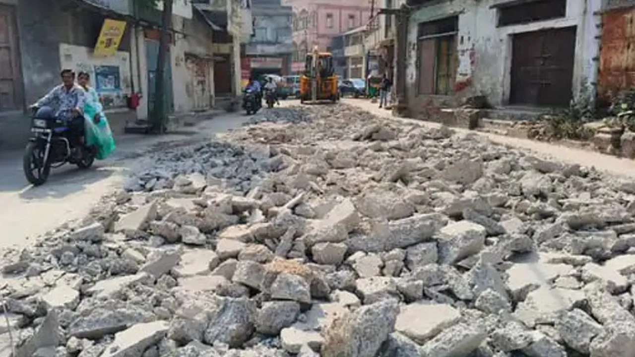 23 લાખના ખર્ચે બનાવેલો RCC રોડ 44 દિવસમાં જ તોડી નાખવાની નોબત આવી ગઈ
