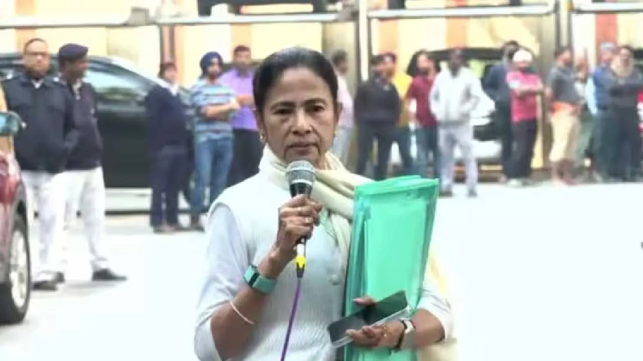 બંગાળમાં હાઈવોલ્ટેજ ડ્રામા: IPAC પર EDના દરોડા, મમતા ઘટનાસ્થળે પહોંચી ગયા અને ગ્રીન ફાઈલ...