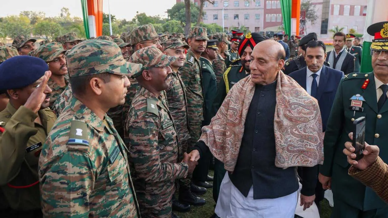 ભારતીય સેનાના જવાનો દરરોજ, દરરાત્રે, ઠંડી, ગરમી, બરફ અને ચોમાસામાં પોતાના પરિવારથી દૂર રહીને દેશની સરહદોની રક્ષા કરે છે