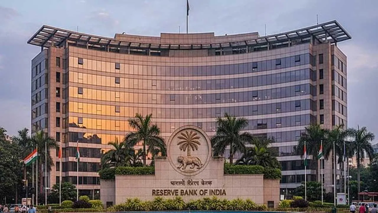 રોકડ સંકટને પહોંચી વળવા RBI 2 લાખ કરોડ રૂપિયા સિસ્ટમમાં નાખીને બજારને રાહત આપવાની તૈયારીમાં