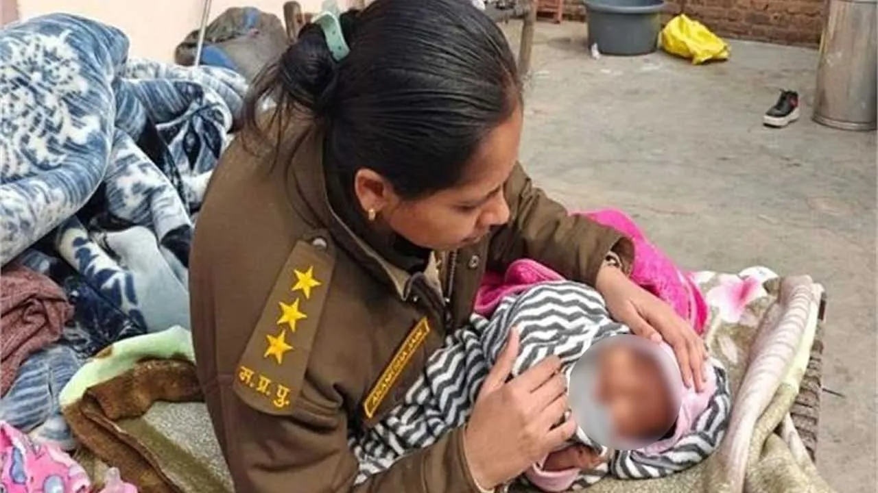 ‘વર્દીવાળી મા...’, દરોડો પડ્યો તો ભાગી ગયા માતા-પિતા, ખાટલા પર રડતું મળી આવ્યું નવજાત