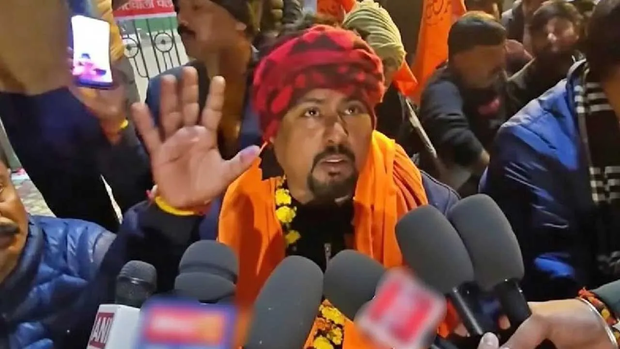 બજરંગ દળના નેતાને UP પોલીસે આખી રાત પોલીસ સ્ટેશનમાં ધાબળો ઓઢાડી ખૂબ માર્યા; મંત્રી અને ધારાસભ્યએ વિરોધ પ્રદર્શન કર્યું