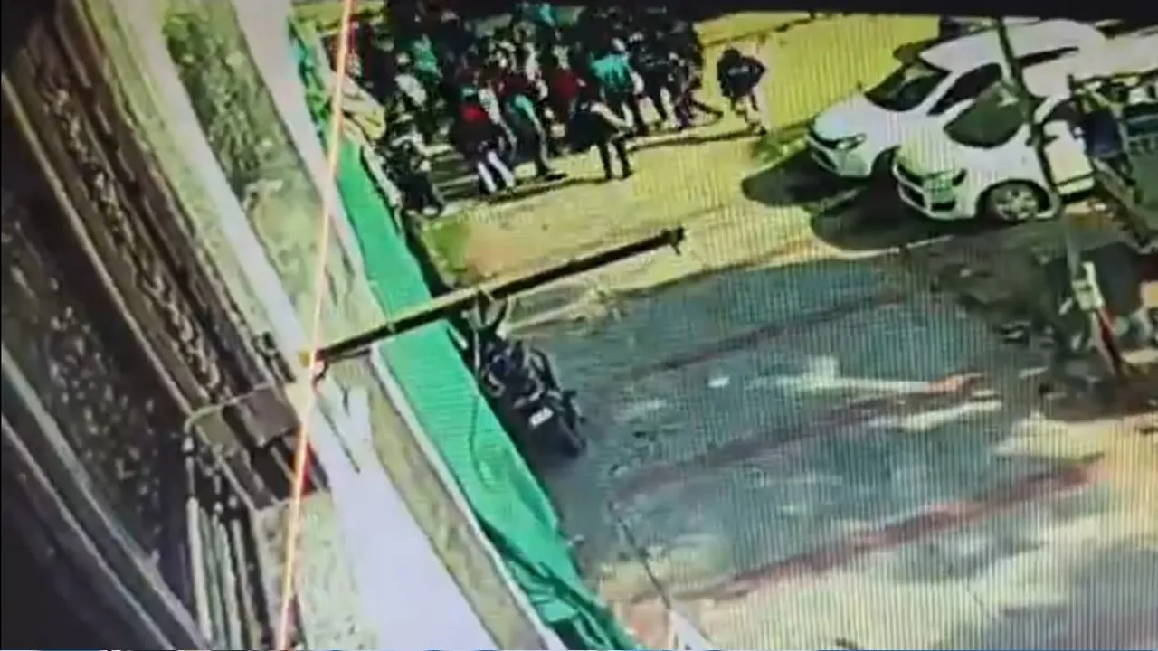 અમદાવાદમાં ફરી ‘સેવન્થ ડે’વાળી, નેશનલ સ્કૂલની બહાર વિદ્યાર્થીઓ વચ્ચે બબાલ, પટ્ટા-લાકડી વડે....