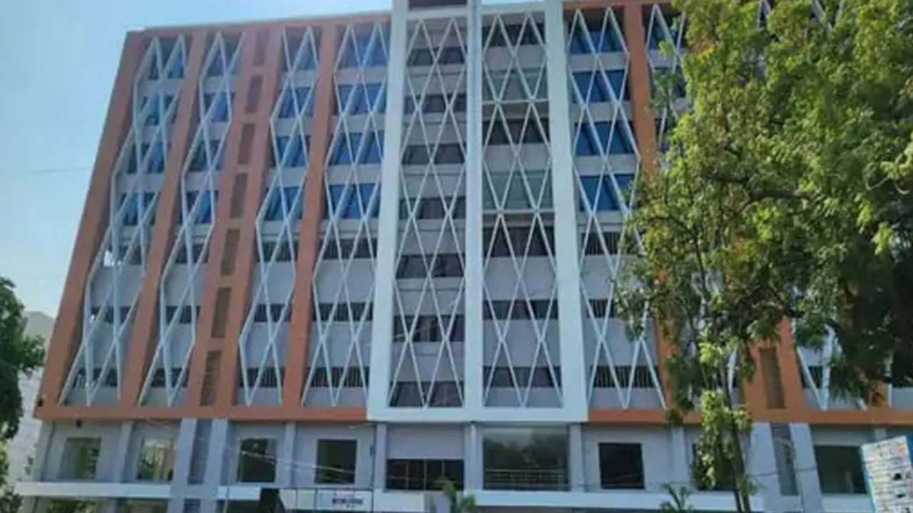 AMC ફરી વિવાદમાં! દુકાનો ન વેચાઈ તો આખું મલ્ટીલેવલ પાર્કિંગ વેચવા કાઢ્યું