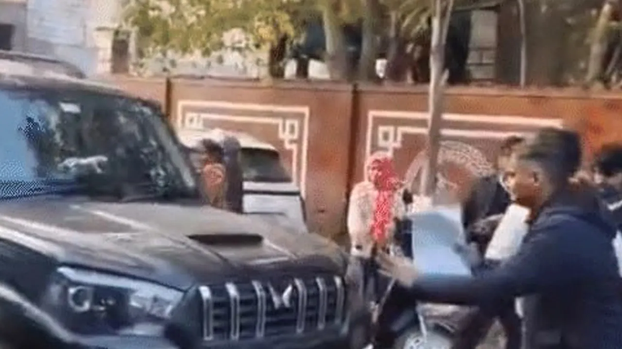 પ્રેમ લગ્ન કરી સુરક્ષા માંગવા ગયેલી યુવતીનું SP ઓફિસની બહારથી કરાયું અપહરણ! પોલીસને પણ અડફેટમાં લેવાનો પ્રયાસ