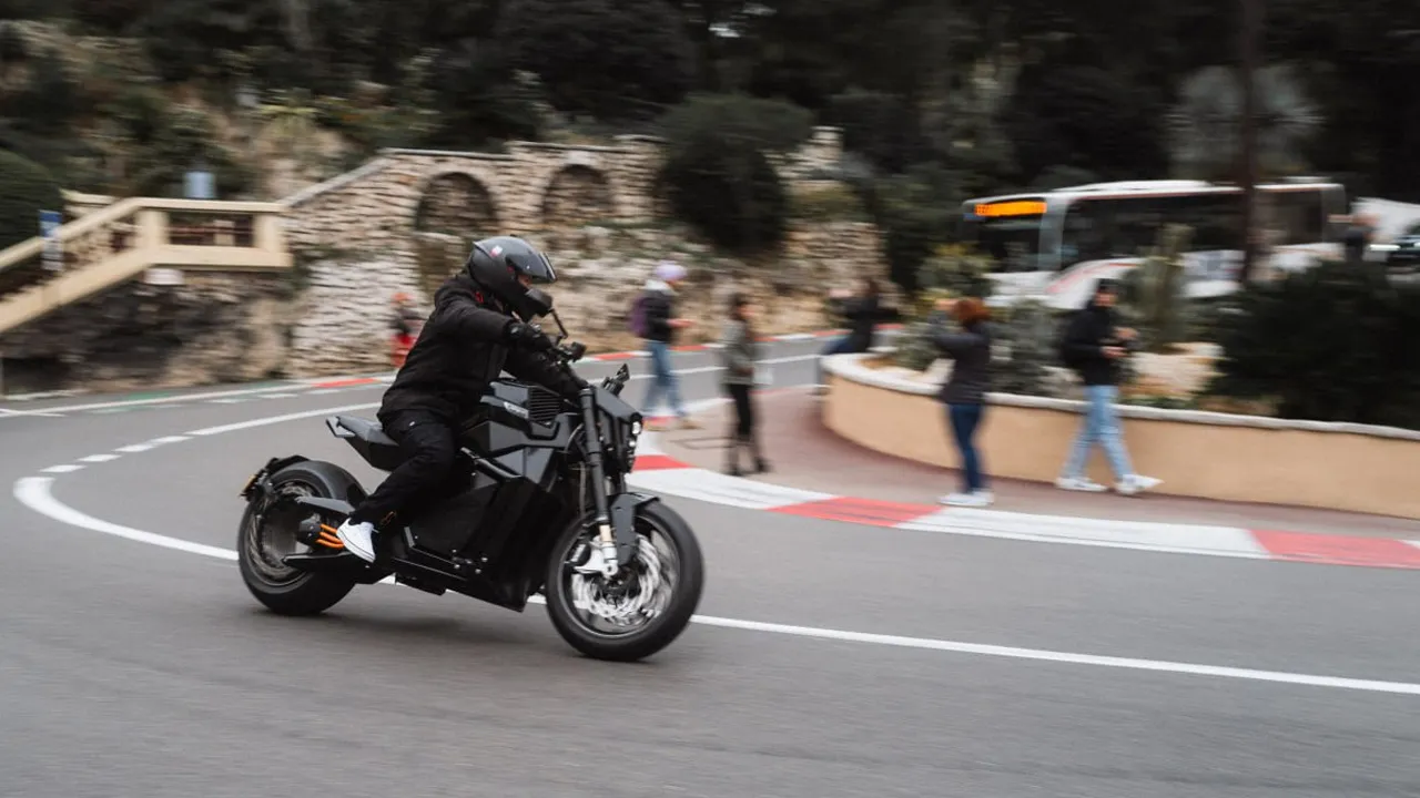 600 કિમી સુધી રેન્જ આપનારી દુનિયાની પહેલી ઇલેક્ટ્રિક બાઇક, ખાસ છે તેની બેટરી, 20 મિનિટમાં ચાર્જ થશે