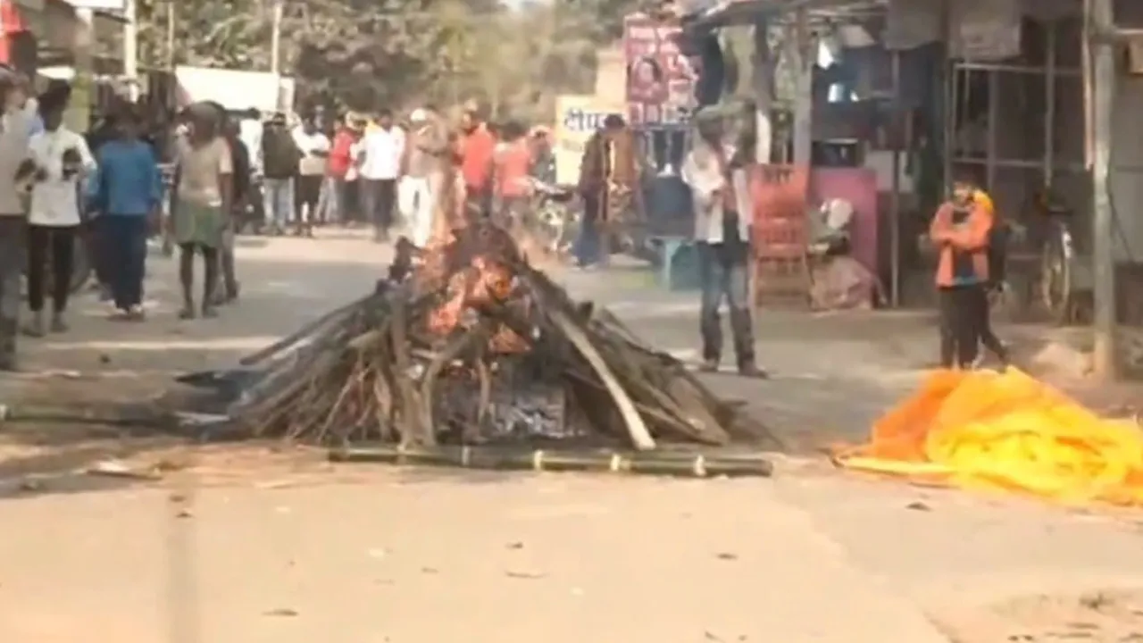 સ્મશાનગૃહમાં જવાનો રસ્તો ન આપ્યો તો દલિત પરિવારે ચાર રસ્તા પર જ કરી દીધા અંતિમ સંસ્કાર