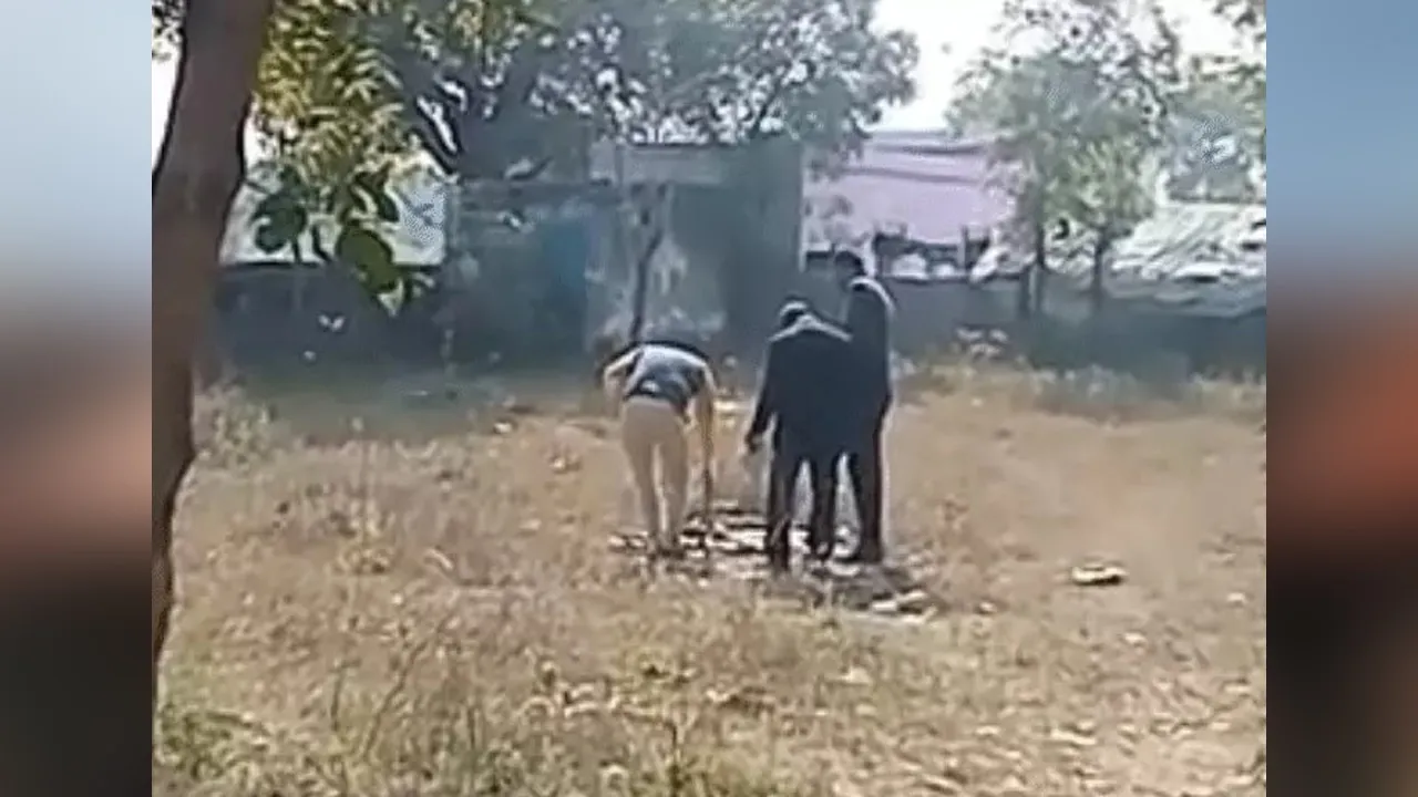 ‘શાળામાં નોનવેજ બની રહ્યું છે’, સાંભળતા જ ગ્રામજનો પહોંચી ગયા, શિક્ષક સસ્પેન્ડ, પછી આવ્યો નવો વળાંક આવ્યો