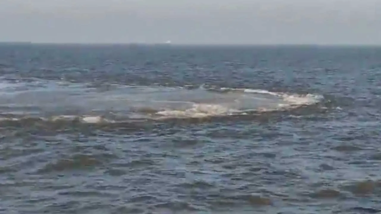 ગુજરાત નજીક દરિયામાં અજીબ હિલચાલ, પાણીમાં પરપોટાથી ગભરાટ, અરબી સમુદ્રમાં ગેસ લીકેજ કે બીજું કંઈક?