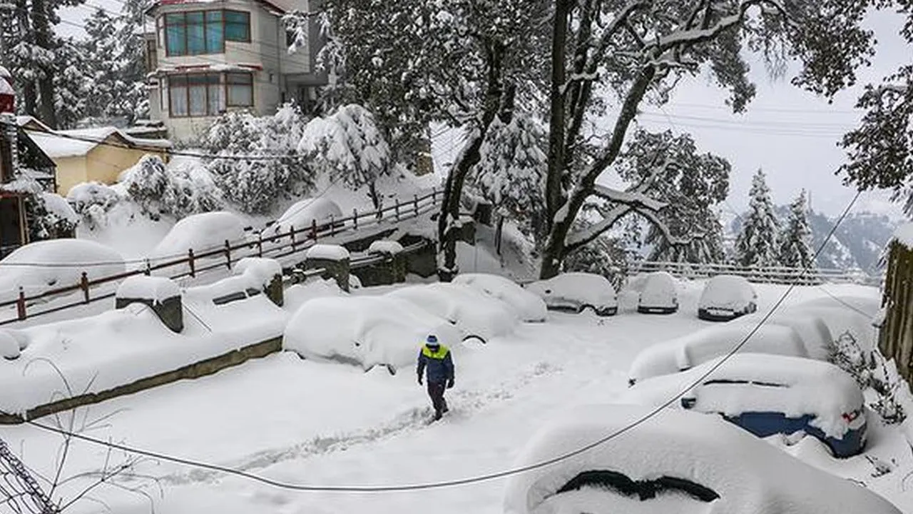 ક્યાંક ખુશ ચહેરા તો ક્યાંક વધી મુશ્કેલી... કાશ્મીર, હિમાચલ પ્રદેશ અને ઉત્તરાખંડમાં ભારે હિમવર્ષાના કારણે જનજીવન ખોરવાયું
