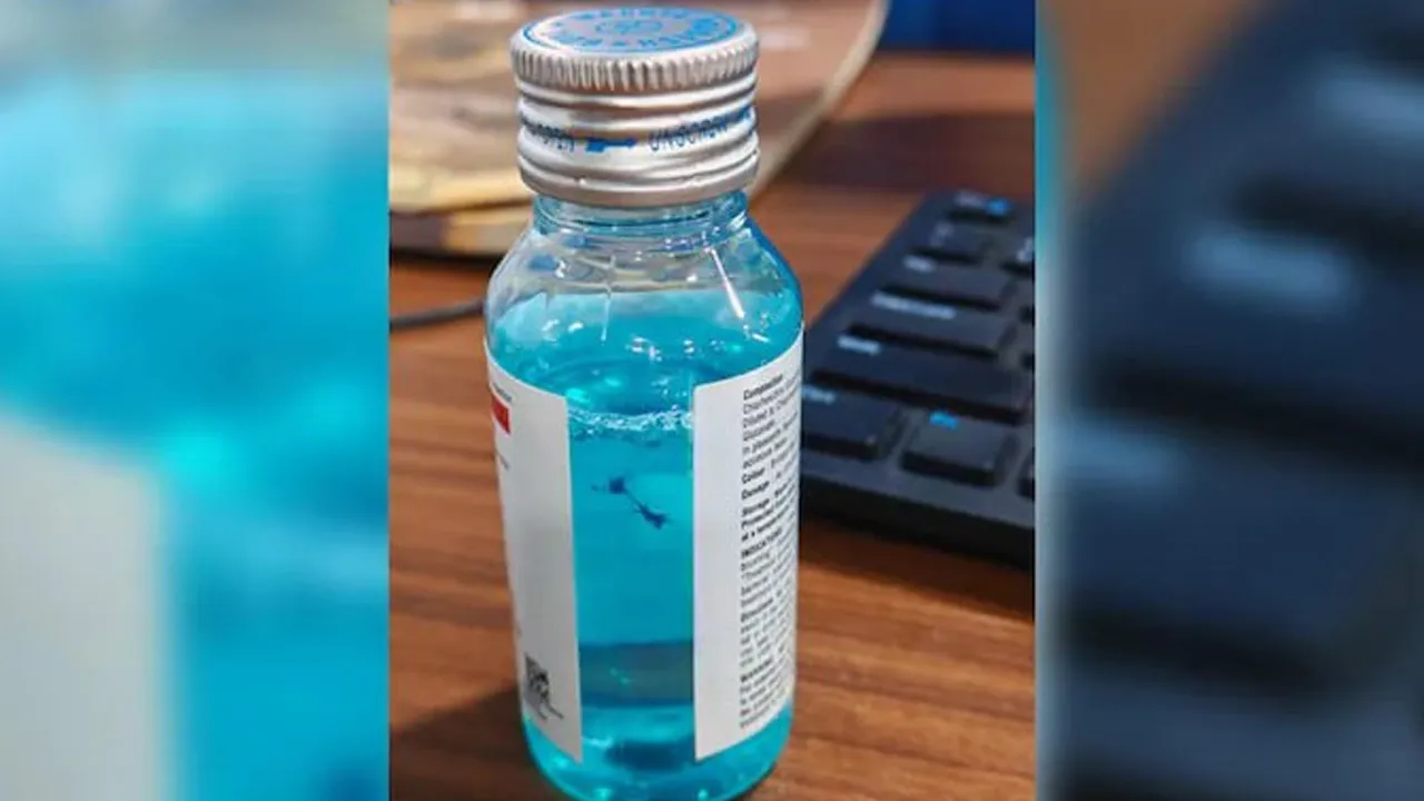 દર્દી ખાંસીની દવા લેવા સરકારી હોસ્પિટલમાં ગયો હતો, બોટલમાં કીડો તરી રહ્યો હતો