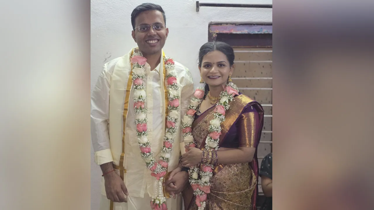 ન કોઈ બેન્ડવાજા, ન કોઈ ધામધૂમ... IAS-IPS અધિકારીએ સાદગીથી કર્યા લગ્ન