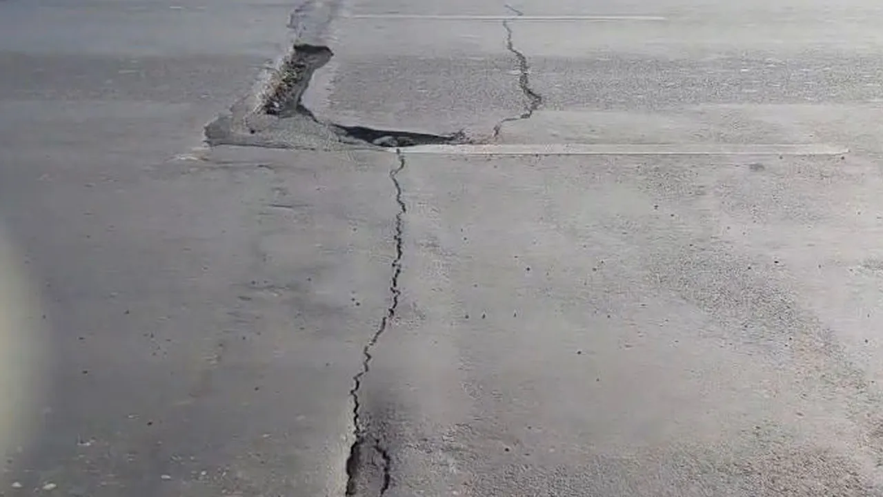 અમદાવાદના વધુ એક બ્રિજ પર તિરાડ અને ખાડા નજરે પડ્યા, વાહનચાલકોના જીવ જોખમમાં