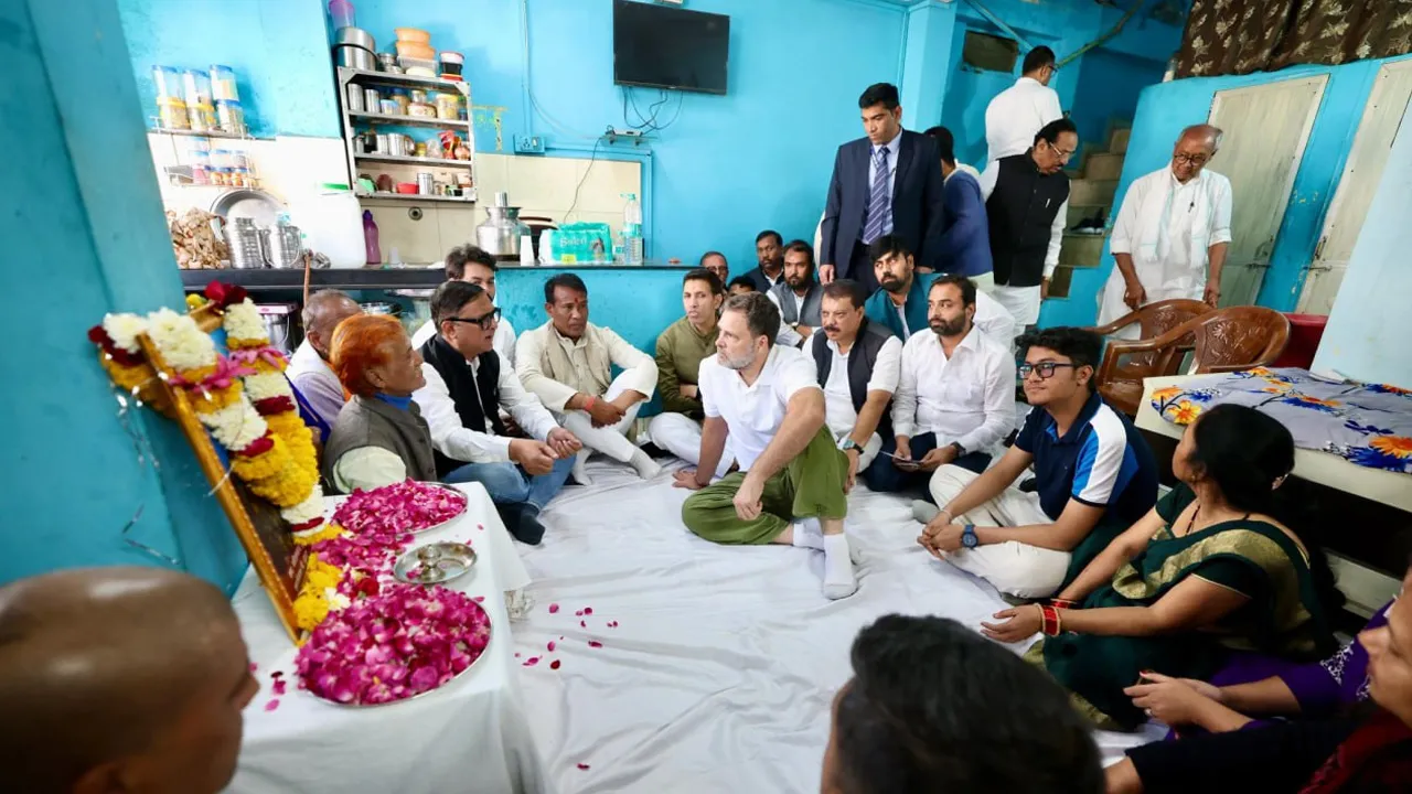 ઈન્દોર દૂષિત પાણીથી પીડિત પરિવારોને મળ્યા રાહુલ, કહ્યું- આ છે ભાજપનું સ્માર્ટ સિટી મોડલ?