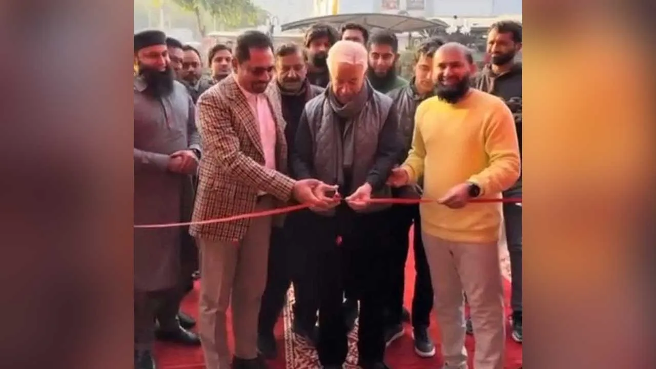 પાકિસ્તાને ફરી એકવાર પોતાની મજાક ઉડાવી, રક્ષા મંત્રીએ નકલી પિત્ઝા હટ ફ્રેન્ચાઇઝીનું ઉદ્ઘાટન કરી દીધું