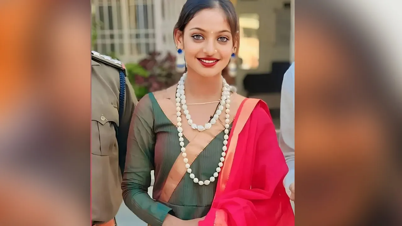 મહાકુંભની ‘બ્લુ આઈડ ગર્લ’ હવે ફિલ્મી પડદે: ‘ધ ડાયરી ઓફ મણિપુર’ થી મોનાલિસા કરશે બોલિવૂડ ડેબ્યૂ; શૂટિંગની તસવીરો વાયરલ