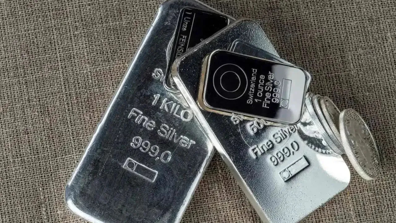 ચાંદીમાં રેકોર્ડબ્રેક તેજી: ભારતીય બજારમાં ભાવ ₹3 લાખને પાર, માત્ર 30 દિવસમાં ₹1 લાખનો ઉછાળો