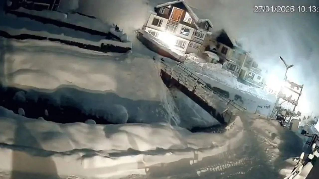 જમ્મુ-કાશ્મીરના સોનમર્ગમાં મોટું હિમસ્ખલન,  વીડિયો જોઈને લોકોના ઉડ્યા હોશ