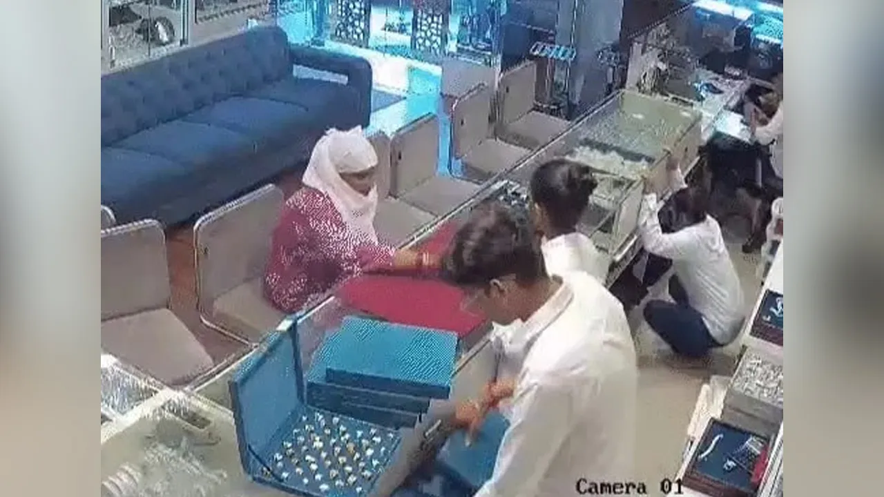 અમદાવાદમાં મહિલા સોનીની દુકાને જતી અસલી સોનાની વીંટીને બગસરાની વીંટીથી બદલાવી દેતી