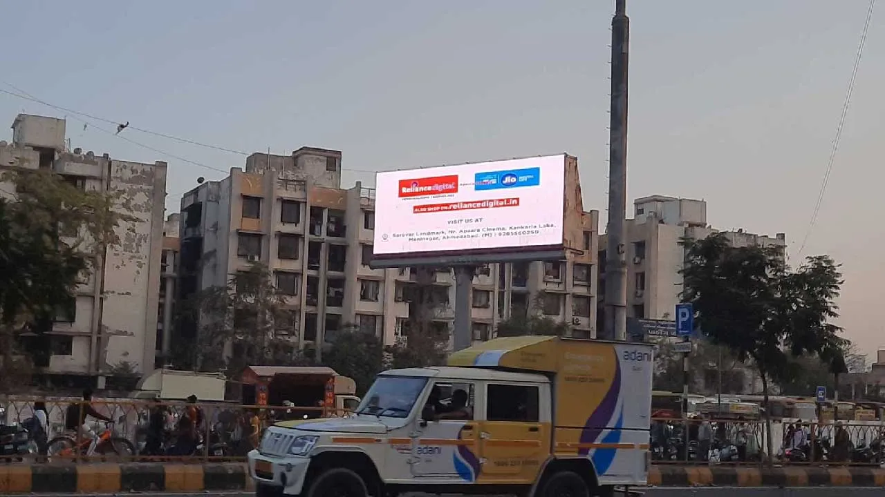 વાહનો પર વધારાની લાઇટ હશે તો 5000 દંડ, સરકારને ડિજિટલ હોર્ડિંગ દેખાતા નથી