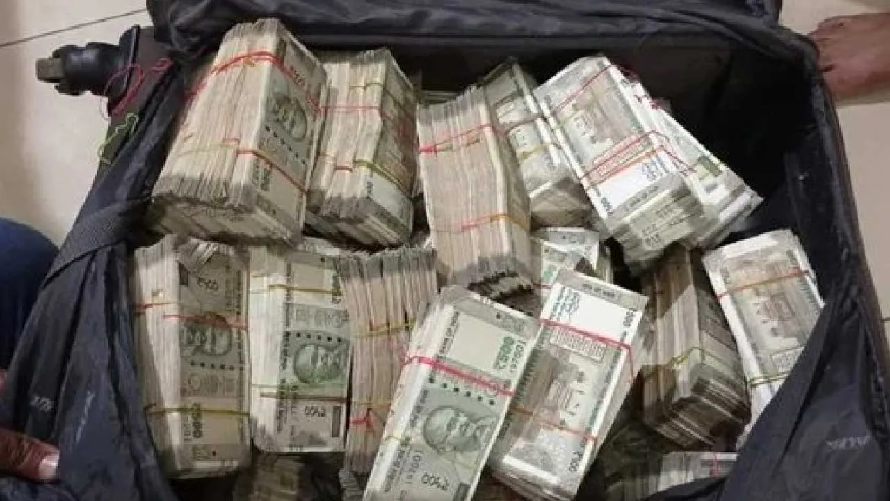 ડિજિટલ ટ્રાન્ઝેકશનની બોલબાલા છતા ભારતમાં 97 ટકા રોકડ લોકોના ઘરોમાં પડી છે