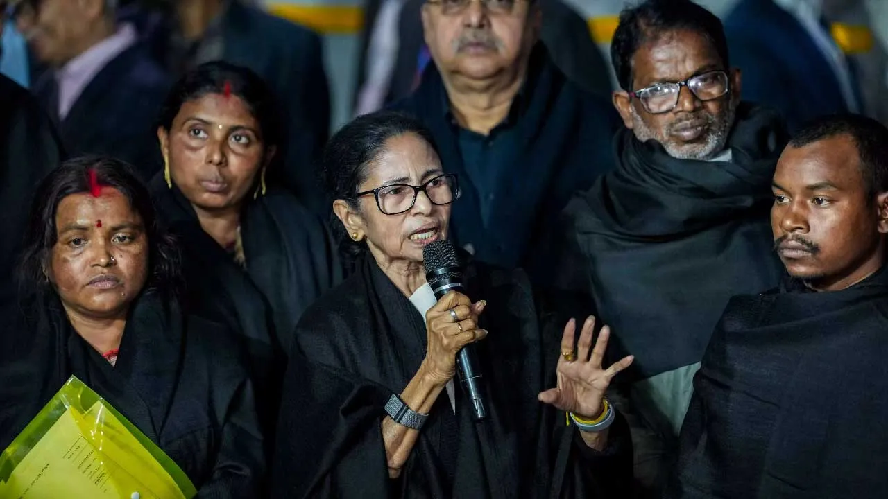 મૃત જાહેર કરી જેમના મતદાર યાદીમાંથી નામ કાપી નખાયા તેમને લઈને દિલ્હી જ્ઞાનેશ કુમાર પાસે પહોંચી ગયા મમતા, કહ્યું- ચૂંટણી પંચ ભાજપનું IT સેલ