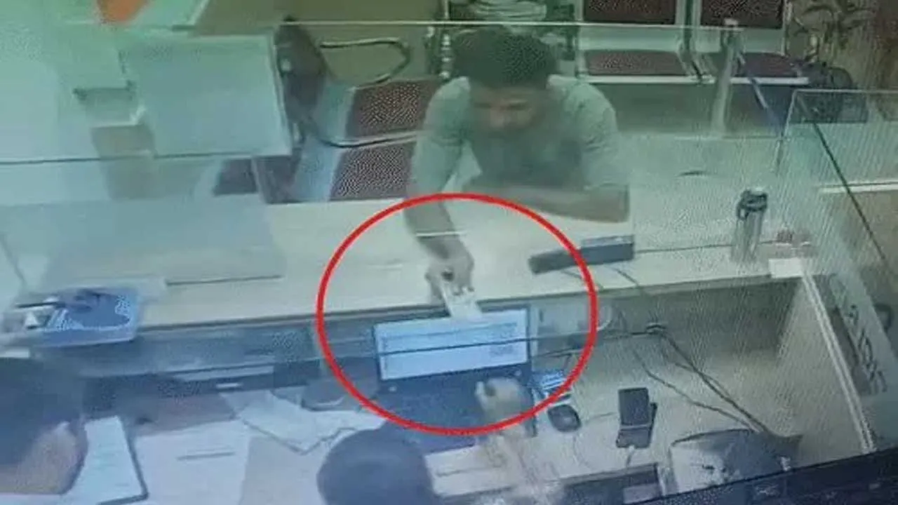 રાજકોટની બેંકમાંથી કેશિયરની નજર ચૂકવીને 90 હજારની ઉઠાંતરી કરનાર 2 ભેજાબાજ પકડાયા