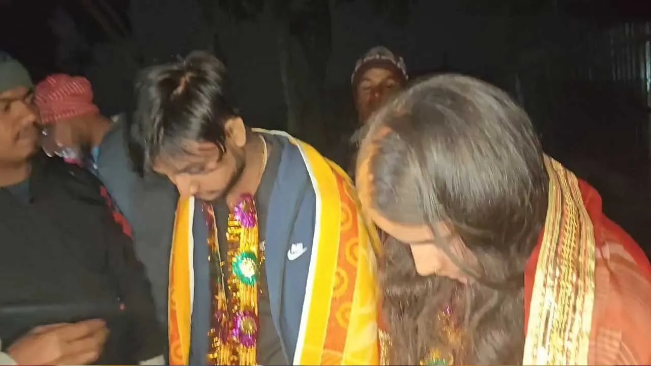 રાત્રે પ્રેમ કરતા પ્રેમીઓને પકડીને ગામવાળાઓએ મંદિરમાં જબરદસ્તી લગ્ન કરાવી દીધા