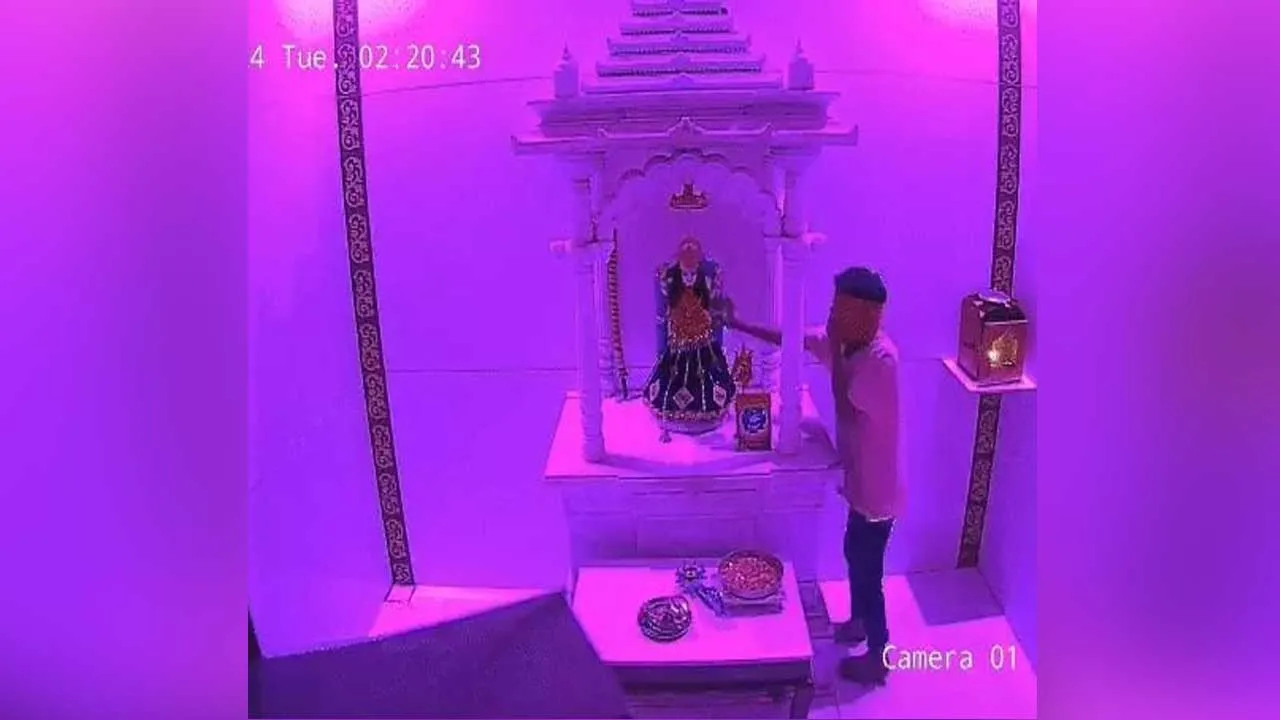 ભગવાનને તો છોડી દો! વડોદરામાં માતાજીના મંદિરમાંથી 6.20 લાખનો સામાન તફડાવી ગયા ચોર