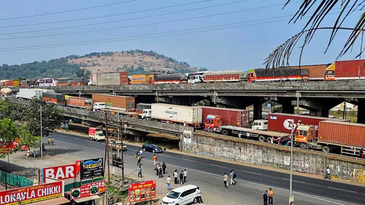 મુંબઈ એક્સપ્રેસ-વે પર એક ટેન્કરને કારણે હજારો ગાડી 24 કલાકથી અટકી ગઈ છે, રસ્તા પર ખાવાનું બનાવ્યું!