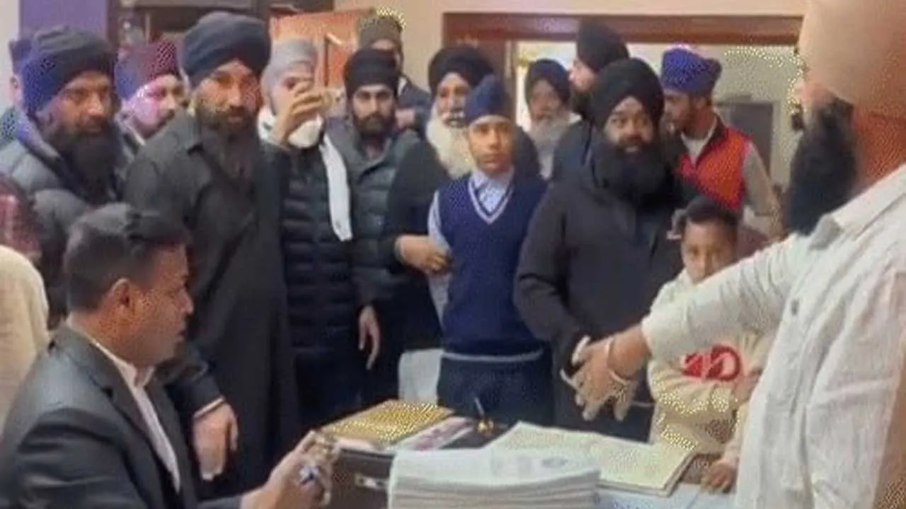 સ્કૂલમાં સજા કરવાના બહાને વિદ્યાર્થિનીઓની છેડછાડ કરતો આચાર્ય, લોકોએ ધોઈ નાખ્યો