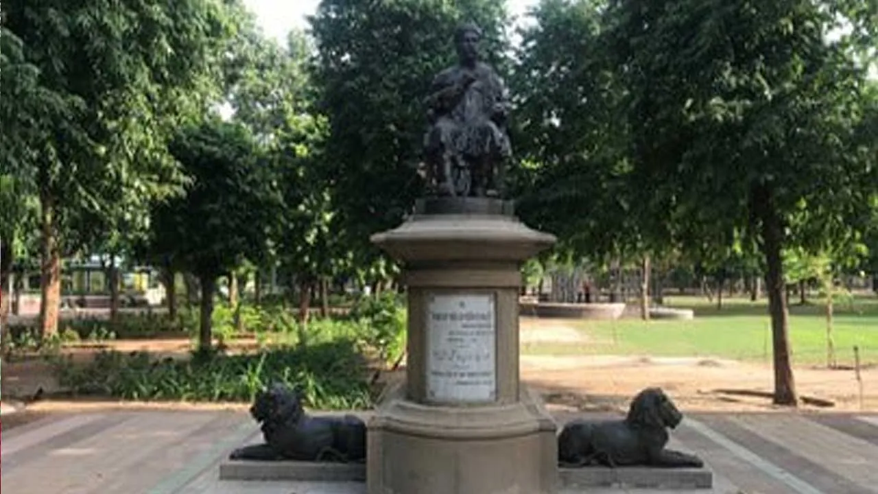 જરાક તો શરમ કરો... અમદાવાદમાં પ્રદૂષણ ન પકડાય એટલે AQI મશીનની આસપાસ પાણી છાંટવામાં આવી રહ્યું છે