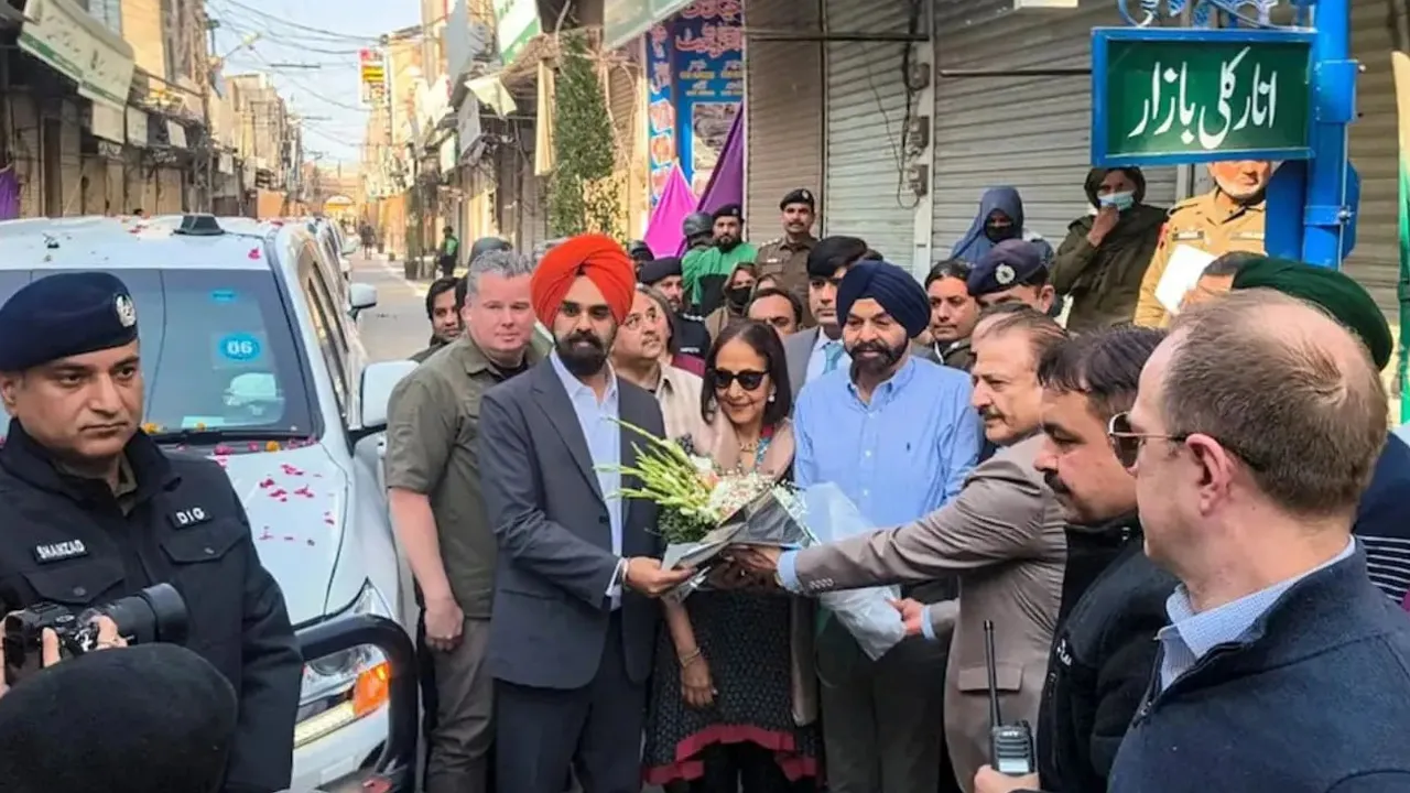 ઘોડાના પગમાં ઘૂંઘરું બાંધી ઢોલ-નગારા વગાડીને એક ભારતીયના સ્વાગતમાં નાચ્યા પાકિસ્તાનીઓ!