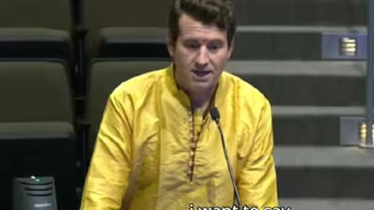 ‘ગૌમૂત્ર સૌથી સારી દવા છે...’, અમેરિકન યુટ્યુબર એલેક્સ સ્ટેને હિન્દુ ધર્મની ઉડાવી મજાક