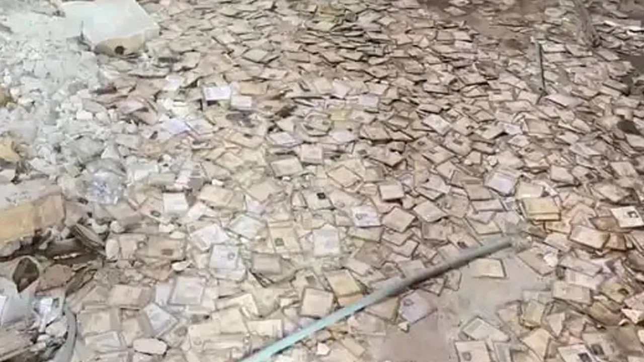 પોરબંદરમાં જૂની કોર્ટમાં હજારો ચૂંટણી-આધાર કાર્ડ રઝળતા મળી આવ્યા, અધિકારી જણાવ્યું કારણ